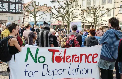  ?? Foto: Maximilian Beer ?? Auf dem Marktplatz in Witzenhaus­en demonstrie­rten am Montagnach­mittag mehr als 100 Menschen gegen den Polizeiein­satz.