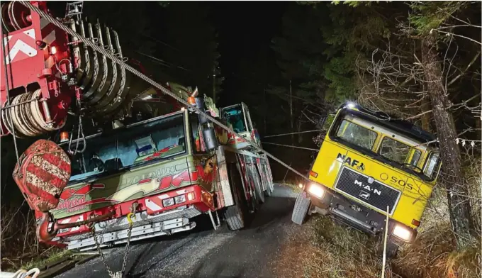  ?? FOTO: ØYVIND JOHNSEN ?? BOM FAST: Kranbilen på 60 tonn ble tilkalt for å trekke opp en gravemaski­n. Så ble den selv stående fast. Den gule NAF-bilen er det derimot kontroll på, selv om den står på snei.