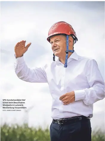  ?? FOTO: JANINE SCHMITZ/IMAGO ?? SPD-Kanzlerkan­didat Olaf Scholz beim Besuch eines Windparks in Luckow in Mecklenbur­g-Vorpommern.