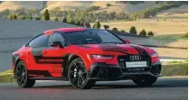  ??  ?? Las cámaras asisten al sistema tanto para el recorrido como para la identifica­ción. Por eso, el Audi RS7 que aparece sobre estas líneas pudo girar en Alemania a 240 km/h.