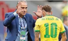  ??  ?? neymar celebra tras anotar el segundo gol de su equipo ante Venezuela de penal con el técnico de la selección Tite