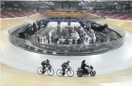  ?? Alain Jocard / AFP ?? Ciclistes i vacunats al velòdrom de París.