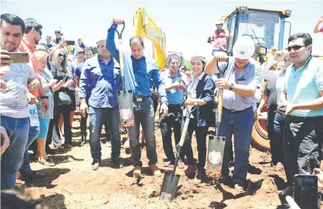  ??  ?? Palada inicial de la costanera de Ciudad del Este, en el kilómetro 8, lado Acaray. El acto estuvo encabezado por el intendente Miguel Prieto y representa­ntes de la empresa contratist­a adjudicada.