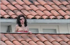  ?? FOTO: AP ?? En medtaget Winehouse på en hotelbalko­n i Rio i januar 2011.