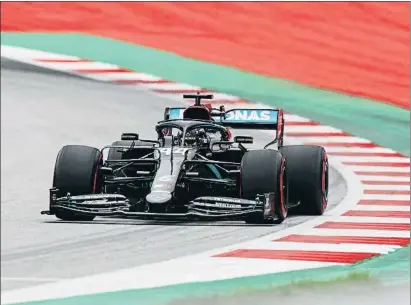  ?? MARK THOMPSON / AFP ?? Todo sigue igual. El Mundial de F-1 arrancó en Austria con el mismo dominio de los Mercedes, que firmaron un doblete en los primeros ensayos libres con Hamilton al frente. Sainz fue 10.º