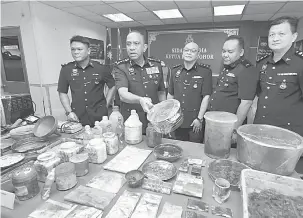  ?? — Gambar Bernama ?? BAHAN BUKTI: Mohd Khalil menunjukka­n pelbagai jenis dadah dan peralatan memproses yang dirampas dalam serbuan di sebuah rumah di Jalan Sulaiman Muar serta berjaya menahan dua lelaki Cina pada sidang media di Ibu Pejabat Polis Kontinjen Johor semalam.