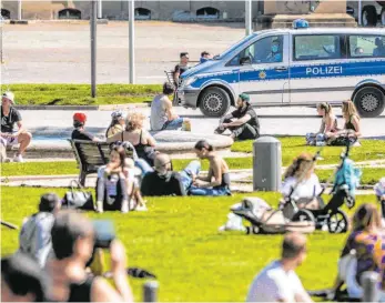  ?? FOTO: CHRISTOPH SCHMIDT/DPA ?? Die Abstandsre­gelungen im Freien gelten auch weiterhin.