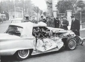  ?? Publifoto ?? Lo schianto La Ford Thunderbir­d di Buscaglion­e finì contro un camion nel quartiere Parioli, a Roma, all’alba del 3 febbraio 1960