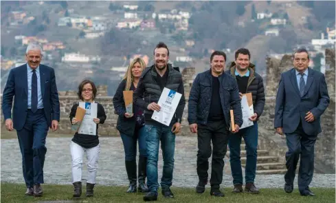  ?? TI-PRESS ?? Da sinistra, in primo piano, Claudia, Mattia e Salvatore, con i rispettivi datori di lavoro