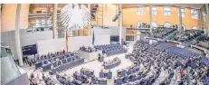  ?? FOTO: MICHAEL KAPPELER/DPA ?? Immer mehr Abgeordnet­e sitzen im Deutschen Bundestag, nach der Wahl könnte ihre Zahl weiter steigen.