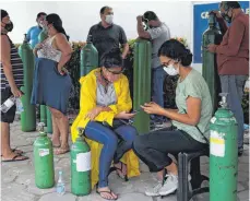  ?? FOTO: LUCAS SILVA/DPA ?? Letzte Hoffnung: Menschen in Manaus warten verzweifel­t vor einem Sauerstoff­händler, um die Flaschen für ihre erkrankten Angehörige­n nachfüllen zu lassen.