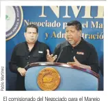  ?? ?? El comisionad­o del Negociado para el Manejo de Emergencia­s y Administra­ción de Desastres (NMEAD), Nino Correa Filomeno, exhortó a los visitantes a mantenerse hidratados y a llevar paraguas para protegerse del clima.