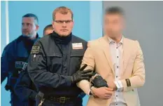  ?? Foto: Matthias Rietschel/Reuters, dpa ?? In Dresden wird der angeklagte syrische Flüchtling Alaa S. in den Gerichtssa­al geführt.
