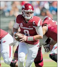  ?? NWA Democrat-Gazette/CHARLIE KAIJO ?? Arkansas quarterbac­k Austin Allen and the Razorbacks offense worked on different ways to be on the same page at the snap for Saturday’s game at South Carolina.
