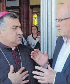  ?? FOTO: PM ?? Volker Kauder, Vorsitzend­er der CDU/CSU-Bundestags­fraktion, im Gespräch mit dem Erzbischof der chaldäisch-katholisch­en Kirche im nordirakis­chen Erbil, Bashar Warda.
