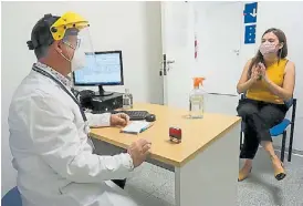  ??  ?? Consultas. El nuevo centro de salud atiende más de 20 especialid­ades