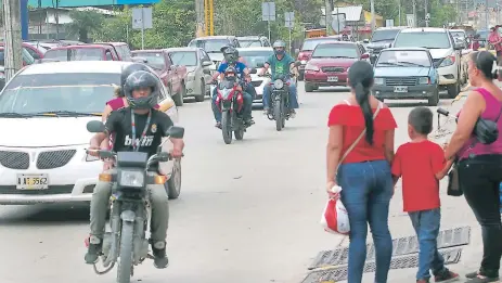  ?? FOTOS: GILBERTO SIERRA ?? TRANSPORTE. En el municipio de El Progreso, Yoro, el número de motociclet­as ha aumentado en los últimos años.