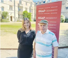  ?? (Daphne Klajman) ?? THE WRITER poses with Natan Sharansky after his interview at Pembroke College, during the ISGAP-Oxford Summer Institute.
