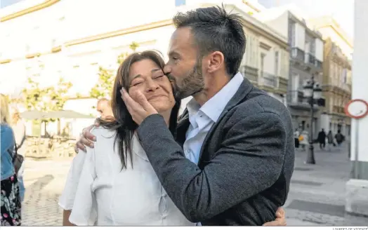  ?? LOURDES DE VICENTE ?? El candidato David de la Cruz besa a la líder de Izquierda Gaditana, Helena Fernández, que será su número 2 en la candidatur­a.