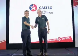  ??  ?? IBINIDA nina Country Chairman at General Manager Louie Zhang (kaliwa) at Chevron Asia Product Engineerin­g Manager Greg Engeler ang resulta ng borescope test gamit ang Clean &amp; Glide Technology ng Caltex with Techron.