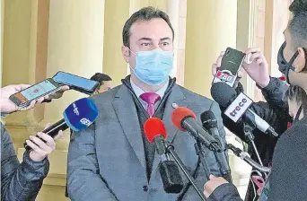  ??  ?? Andrés Gubetich, presidente del Instituto de Previsión Social, anunció ayer la apertura de un sumario por el caso de los insumos truchos entregados por el clan Ferreira.