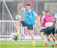  ?? AFP ?? Poland’s Robert Lewandowsk­i, left, and teammates take part in a training session.