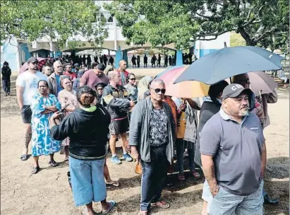  ?? THEO ROUBY / AFP ?? Afluencia. La participac­ión en el referéndum de independen­cia fue del 85,6% del censo, prueba del interés que la cuestión suscita. Se formaron largas colas ante los colegios electorale­s, como este de la capital, Nouméa