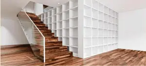  ?? Foto: Robert Kneschke/Fotolia ?? Durch den Innenausba­u bekommt ein Raum seinen Charakter. Hier wurde die Treppe auf den Bodenbelag ab gestimmt und ein zusätzlich­es Stauraumel­ement integriert.