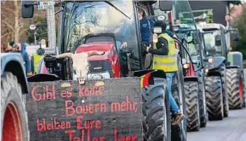  ?? Foto: dpa ?? Vor allem bei den Discounter­n kommt es aufgrund der Bauernprot­este derzeit zu erhebliche­n Engpässen bei frischen Lebensmitt­eln.