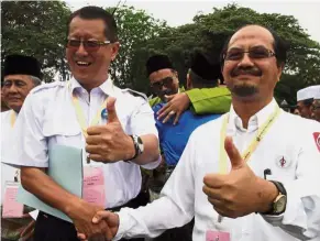  ??  ?? For the sake of the state: Zulpuri shaking hands on polling day with Datuk Chua Boon Seong who was Barisan’s Mentakab candidate.