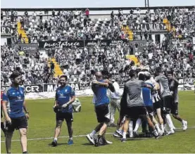  ?? CD BADAJOZ ?? Los jugadores del Badajoz celebran un tanto en el Nuevo Vivero.