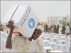  ?? KUNA photo ?? The Kuwaiti Red Crescent Society distribute­s relief aid to Yemeni people as partof Kuwait’s humanitari­an activities.