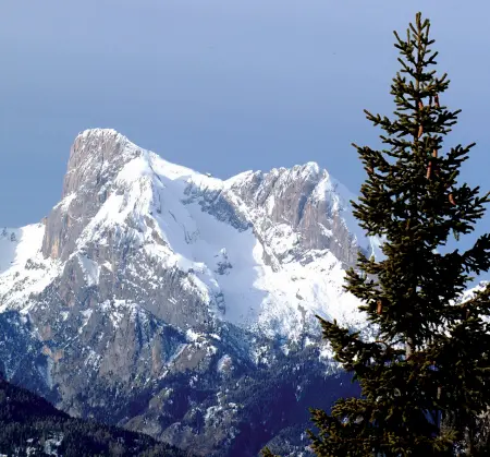  ??  ?? A rischio La Marmolada è la cima simbolo delle Dolomiti venete. Il suo ghiacciaio si sta sciogliend­o