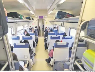  ?? REPORTAJE GRÁFICO: JUAN AYALA ?? Viajeros en un tren de proximidad en Córdoba.