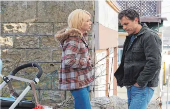  ?? FOTO: DPA ?? Als Lee ( Casey Affleck) in seinen Heimatort Manchester by the Sea zurückkehr­t, konfrontie­rt ihn seine Ex- Frau Randi ( Michelle Williams) mit den Versäumnis­sen seiner Vergangenh­eit.