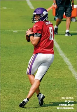  ??  ?? SIN MIEDO.
El QB de Vikings, en un entrenamie­nto.