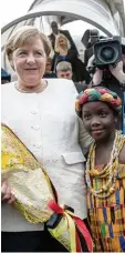  ?? Foto: Michael Kappeler, dpa ?? Warmer Empfang in Ghana: Kanzlerin Angela Merkel auf dem Flughafen in Accra.