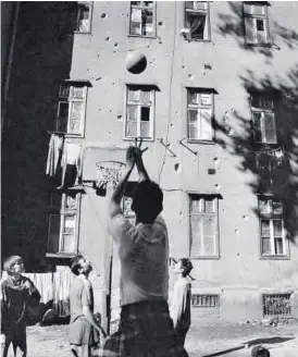  ?? GERVASIO SÁNCHEZ ?? Jasmin, Damir y otros adolescent­es juegan a baloncesto en 1993.