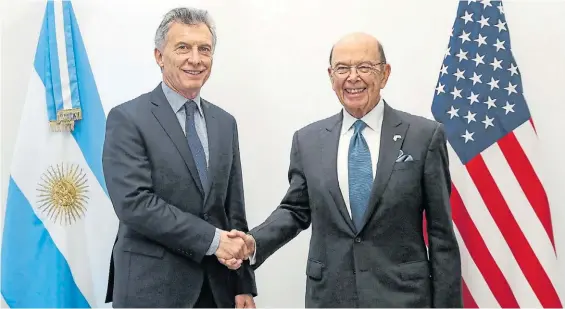  ??  ?? Reunión. Mauricio Macri y el secretario de Comercio de Estados Unidos, Wilbur Ross, ayer en Olivos donde se reunieron.