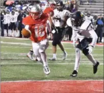  ?? BRITTANY CHAY — FOR THE NEWS-HERALD ?? Luke Floriea scores a touchdown for Mentor against Solon on Oct. 12.