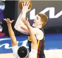  ?? MATT SLOCUM AP ?? Hawks’ Kevin Huerter, who had a team-high 27 points, goes up for a shot against 76ers’ Seth Curry during the second half.
