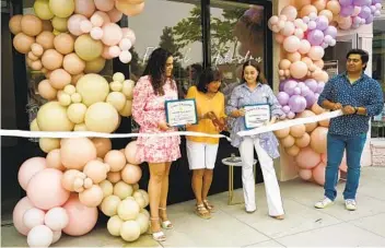  ?? WENDY DUONG ?? Dulcet Bakery and Tallo Floral Artistry operate side by side on Third Avenue in Chula Vista.