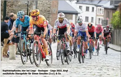  ?? ?? Kopfsteinp­flaster, hier bei Liege - Bastogne - Liege 2022, birgt zusätzlich­e Sturzgefah­r für Simon Geschke (3.v.l.) & Co.