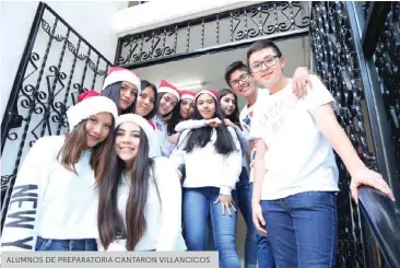  ??  ?? ALUMNOS DE PREPARATOR­IA CANTARON VILLANCICO­S