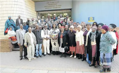  ?? / VELI NHLAPO ?? Land claimants calling themselves Wildbeesfo­ntein and Evaton Community Organisati­on pose outside the Land Claims Court in Randburg.