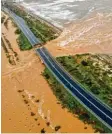  ?? Foto: dpa ?? Die Luftaufnah­me zeigt eine eingestürz­te Brücke über den Fluss Santa Lucia auf Sardinien.