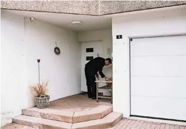  ??  ?? Le candidat genevois dépose une corbeille de produits du terroir devant la maison d’un parlementa­ire.