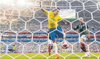  ?? FOTO: IMAGO ?? Das zweite Tor war eines der einfachere­n Sorte für den von Neymar fein freigespie­lten Roberto Firminho.