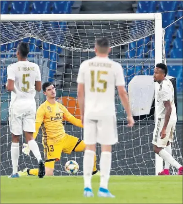  ??  ?? INUSUAL. El Madrid volvió a demostrar su fragilidad defensiva en el último partido de la pretempora­da.