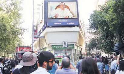  ??  ?? El discurso del Pontífice se emitió en la pantalla gigante del Paseo Ahumada y en las del Metro.